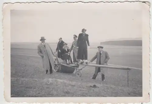 (F9087) Orig. Foto Laubbach (Ostrach), Personen a.e. landwirtsch. Walze 1937