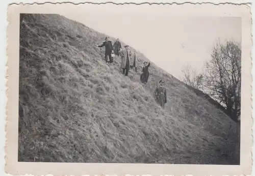 (F9086) Orig. Foto Laubbach (Ostrach), Personen auf einem Steilhang 1937