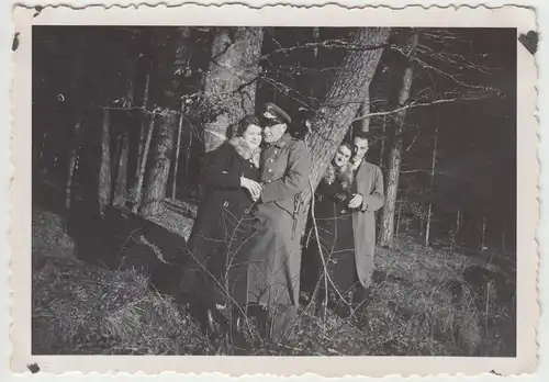 (F9085) Orig. Foto Wehrmacht-Soldaten mit anderen Personen im Freien, 1937