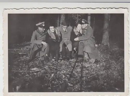 (F9084) Orig. Foto Wehrmacht-Soldaten mit anderen Personen im Freien, 1937