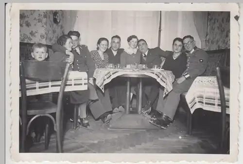 (F9083) Orig. Foto Altshausen, Wehrmachts-Soldaten u.a. Personen im Café Risl (R