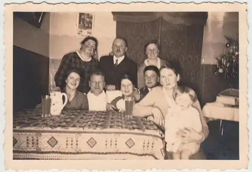 (F9082) Orig. Foto Personen zu Hause am Tisch, Weihnachten / Neujahr 1936