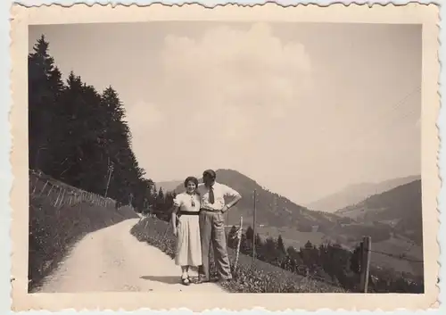 (F9081) Orig. Foto junges Paar spaziert in Oberstaufen 1937