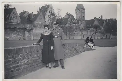 (F9077) Orig. Foto Ulm, Wehrmacht-Soldat mit Frau beim Metzgerturm 1937