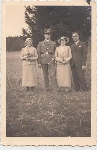 (F9075) Orig. Foto Wehrmacht-Soldat mit anderen Personen im Freien, 1935