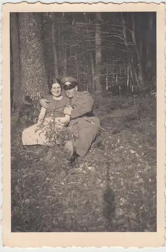 (F9074) Orig. Foto Wehrmacht-Soldat mit Frau im Wald, 1935