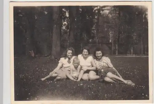 (F9071) Orig. Foto Frauen und Junge auf einer Parkwiese, 1930er