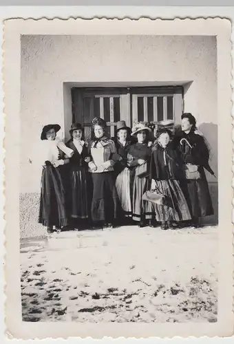 (F9069) Orig. Foto Damen in Verkleidung (Mode um 1900) vor einem Haus 1936