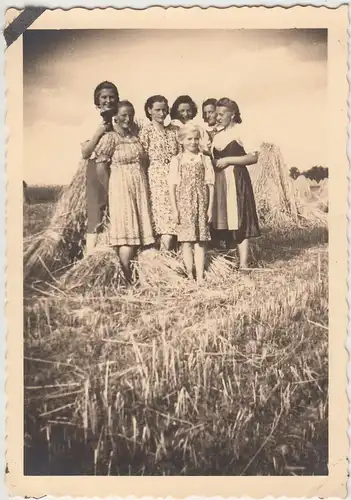 (F9068) Orig. Foto Weidenhof in Niederbayern, Frauen u. Mädchen an Getreidegarbe
