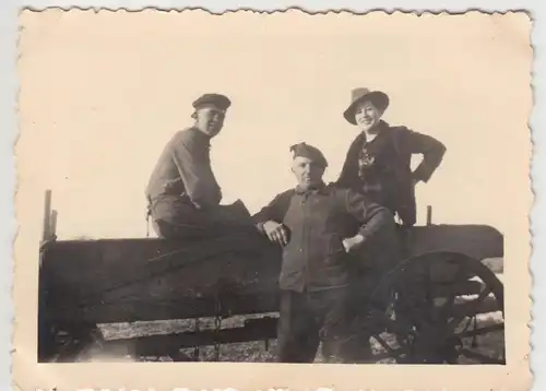 (F9066) Orig. Foto Personen auf einem Heuwagen, 1938