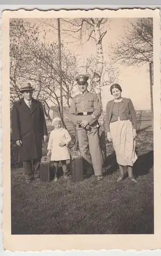 (F9064) Orig. Foto Wehrmacht-Soldaten mit Frau, Kind u. Mann, Osterurlaub 1935