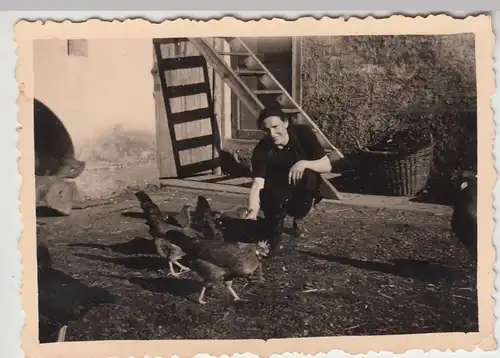 (F9058) Orig. Foto Frau füttert Hühner auf dem Hof 1930er