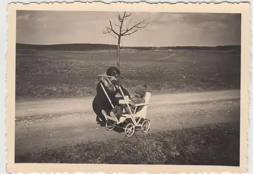 (F9056) Orig. Foto Ostrach, Frau mit Kinderwagen, auf dem Weg zum Bahnhof 1937