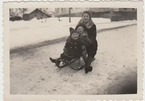 (F9052) Orig. Foto Frau mit Kindern auf Schlitten, Neujahr 1936
