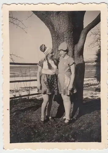 (F9050) Orig. Foto Damen in witzigen Kostümen vor einem Baum 1930er