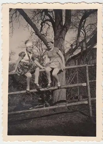 (F9049) Orig. Foto Damen in witzigen Kostümen vor einem Baum 1930er