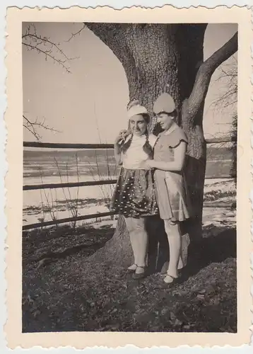 (F9048) Orig. Foto Damen in witzigen Kostümen vor einem Baum 1930er