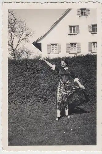 (F9047) Orig. Foto Frau im Biedermeier-Küstüm vor einem Haus 1936