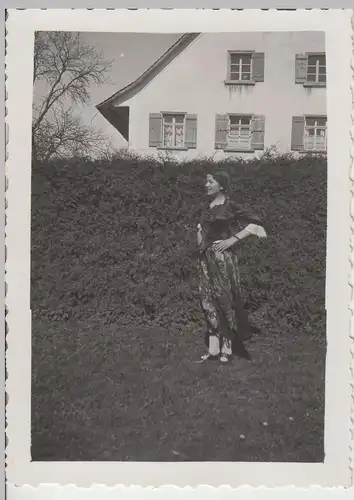 (F9046) Orig. Foto Frau im Biedermeier-Küstüm vor einem Haus 1936