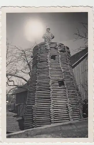 (F9045) Orig. Foto Turm aus Fassdauben zum Trocknen, Clown sitzt oben auf 1936