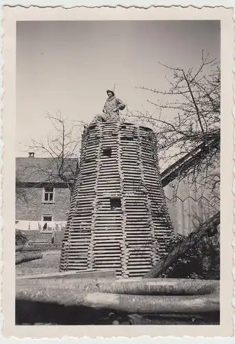 (F9044) Orig. Foto Turm aus Fassdauben zum Trocknen, Clown sitzt oben auf 1936