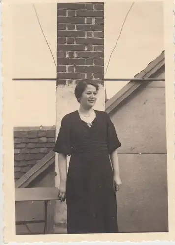 (F9041) Orig. Foto junge Frau vor einem Schornstein 1937