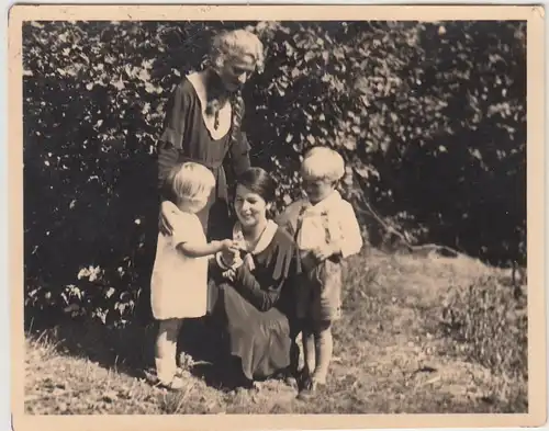 (F9037) Orig. Foto Frauen mit kleinen Kindern im Freien, 1933