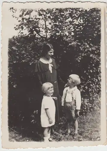 (F9036) Orig. Foto Frau mit kleinen Kindern im Freien, 1933