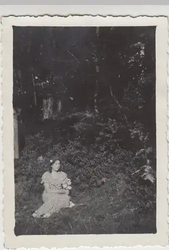 (F9035) Orig. Foto junge Frau mit Blumen am Waldrand, Sommer 1933