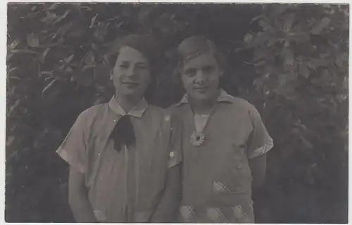(F9027) Orig. Foto zwei Mädchen im Garten, 1920er