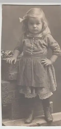 (F9026) Orig. Foto kleines Mädchen mit Kleidchen an Mauer, Studiofoto um 1910