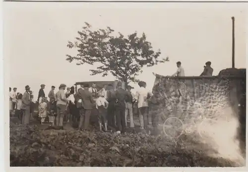 (F8998) Orig. Foto nach der Ballonlandung im Feld, Schaulustige, 1930er