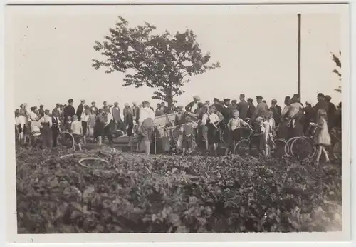 (F8997) Orig. Foto Ballonlandung im Feld, viele Schaulustige, 1930er