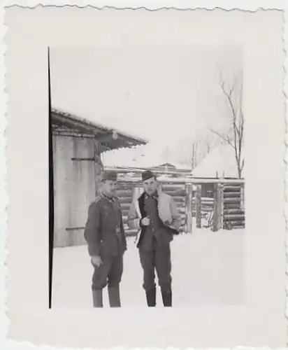 (F894) Orig. Foto Wehrmacht-Soldaten vor Baracke, Russland, Winter 1940er