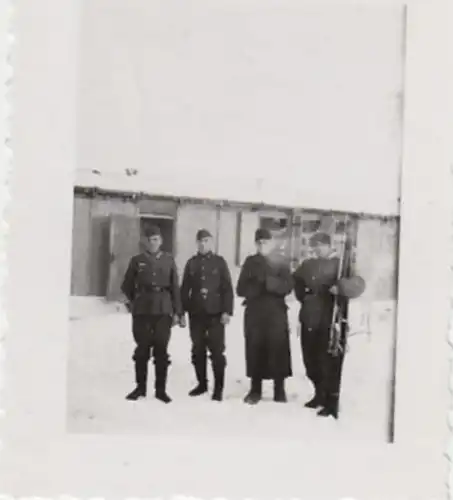 (F893) Orig. Foto Wehrmacht-Soldaten vor Baracke, Russland, Winter 1940er