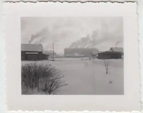(F889) Orig. Foto Fabrik, Baracken, rauchende Schornsteine, Winter 1940er