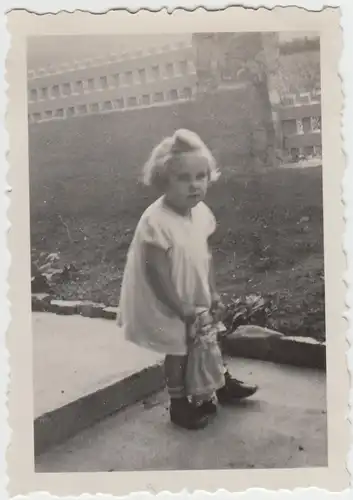 (F8885) Orig. Foto Erfurt, Kind Rosemarie spielt mit Puppe im Freien, 1936