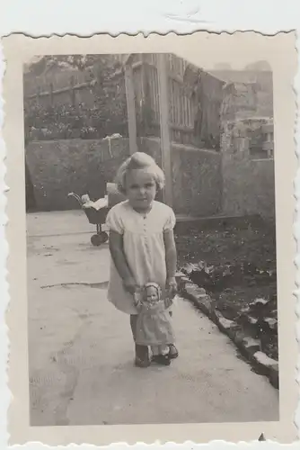 (F8884) Orig. Foto Erfurt, Kind Rosemarie spielt mit Puppe im Freien, 1936