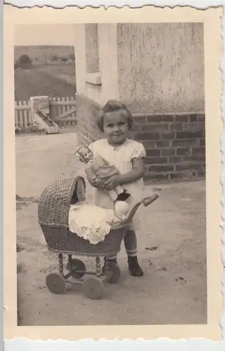 (F8882) Orig. Foto Erfurt, Kind Rosemarie spielt mit Korb-Puppenwagen, 1936