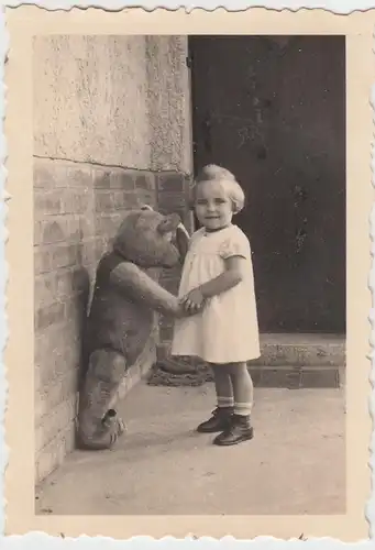 (F8881) Orig. Foto Erfurt, Kind Rosemarie spielt mit großem Bär, 1936
