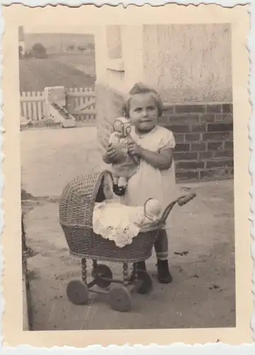 (F8880) Orig. Foto Erfurt, Kind Rosemarie spielt mit Korb-Puppenwagen, 1936