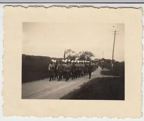 (F888) Orig. Foto Wehrmacht-Soldaten marschieren durch Ort, 1940er