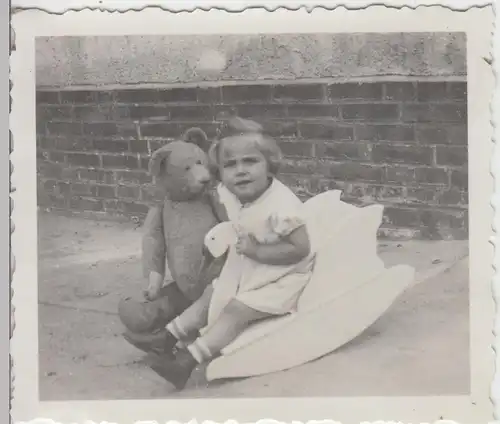 (F8879) Orig. Foto Erfurt, Kind Rosemarie spielt mit Schaukel-Schwan u. Bär, 193