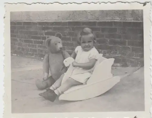 (F8878) Orig. Foto Erfurt, Kind Rosemarie spielt mit Schaukel-Schwan u. Bär, 193