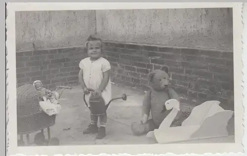 (F8877) Orig. Foto Erfurt, Kind Rosemarie spielt mit Korb-Puppenwagen, Gießkanne