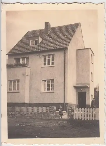 (F8873) Orig. Foto Erfurt, Kind Rosemarie am Eingang eines Wohnhauses 1936