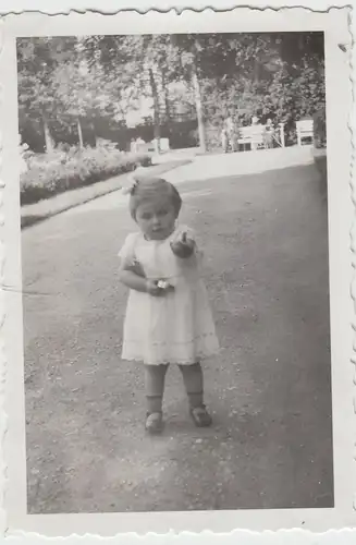 (F8869) Orig. Foto Erfurt, Brühler Garten, Kind Rosemarie spielt, 1935