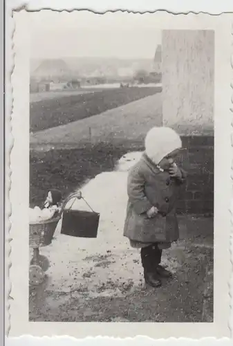 (F8867) Orig. Foto Kind Rosemarie mit Puppenwagen am Haus, 1936