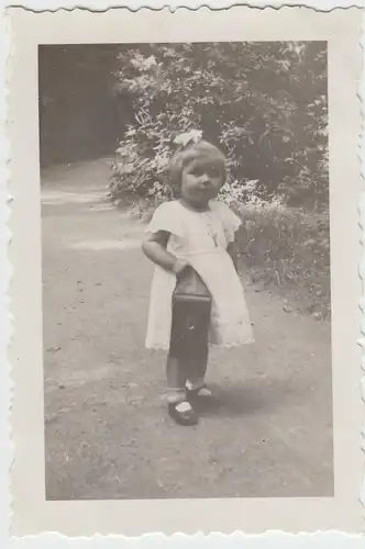 (F8863) Orig. Foto Luisenpark Erfurt, Kind Rosemarie mit kleiner Tasche, 1935