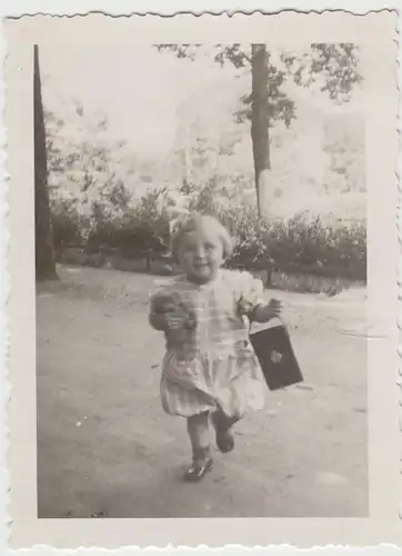 (F8862) Orig. Foto Luisenpark Erfurt, Kind Rosemarie mit kleiner Tasche, 1935